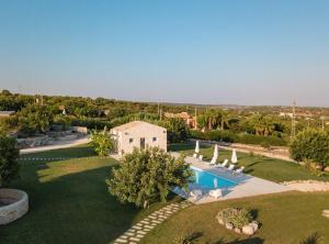 uma vista aérea de uma villa com piscina em Baglio Cella - Appartamenti per Vacanze em Modica