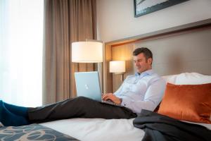 Uma cama ou camas num quarto em Clayton Hotel Liffey Valley