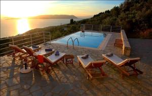 una piscina con sedie e tavolo di Villa Malena a Glossa