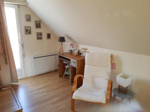 Cette petite chambre comprend un bureau et une chaise. dans l'établissement Studio Chantilly, à Coye-la-Forêt