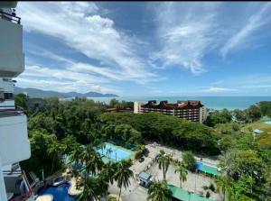 vista para um resort com piscina e oceano em Pantai Seaview Resort Batu Ferringhi 1801 - 3 Rooms em Batu Ferringhi