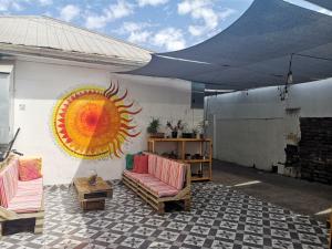 Uma área de estar em Hostal Vitalia