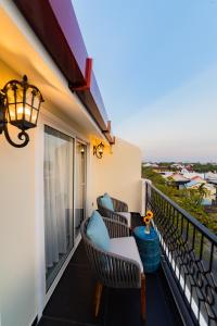 Hoi An Merrily De Art Hotel的阳台或露台