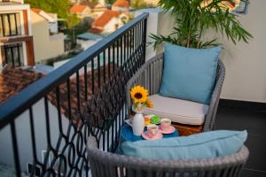 Hoi An Merrily De Art Hotel的阳台或露台