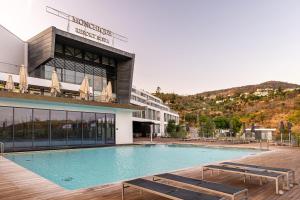 un hotel con piscina frente a un edificio en Monchique Resort & Spa, en Monchique