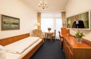 TV a/nebo společenská místnost v ubytování Strandhotel Monbijou GmbH garni