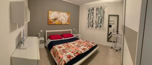 A bed or beds in a room at Le Noir appartment Még 22 kép