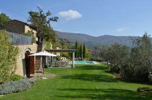 a garden with a swimming pool and a house at Villa Tegognano in Cortona