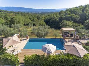an image of a swimming pool with umbrellas at Casa di Campagna Pianelli in Pergine Valdarno