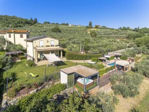 an aerial view of a house with a yard at Casa di Campagna Pianelli in Pergine Valdarno