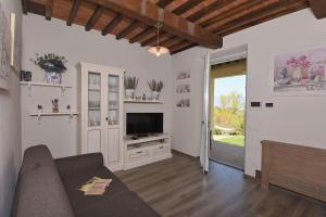 a living room with a couch and a television at Casa di Campagna Pianelli in Pergine Valdarno