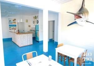 une salle à manger avec un requin suspendu au mur dans l'établissement BOHO Tamarindo, à Tamarindo