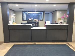 Belle VernonにあるCandlewood Suites Belle Vernon, an IHG Hotelの店内のカウンター付待合室