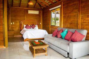 salon z kanapą i łóżkiem w obiekcie Winíka Alterra w mieście Palenque