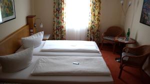 Postel nebo postele na pokoji v ubytování Hotel Garni Elegant + 36 fotografií