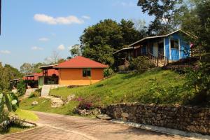 une maison sur le flanc d'une colline avec une route dans l'établissement Winíka Alterra, à Palenque