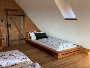 Llit o llits en una habitació de Gastkeusche Höss