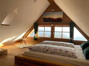 1 dormitorio con 2 camas en un ático en Gastkeusche Höss en Semriach