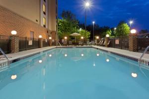 Holiday Inn Express Hotel & Suites Dover, an IHG Hotel tesisinde veya buraya yakın yüzme havuzu