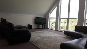 Gallery image of 3 Bed-Hot Tub-River View-Pet Friendly in Belturbet +22 photos