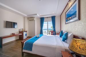 Brenta Phu Quoc Hotel في فو كووك: غرفة فندقية بسرير كبير ونافذة