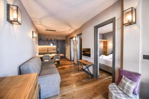 salon z kanapą i łóżkiem w obiekcie Chalet Everest - Luxury Apartments w mieście Prato Nevoso