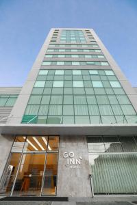 um edifício alto com uma placa que diz para ir para o hotel em Go Inn Serra em Serra