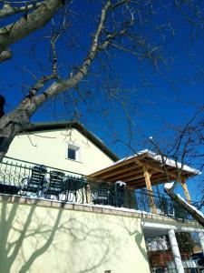 ein Haus mit Balkon darüber in der Unterkunft Homestay Stróżówka in Gorlice