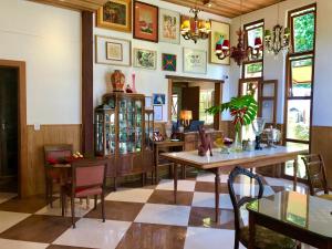 a dining room with a table and chairs at Pousada Pataca de prata - Pousada de Época in Petrópolis