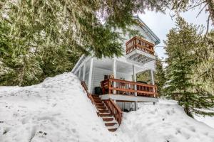 una casa nella neve con un ponte di Bear Creek Cabin a Government Camp