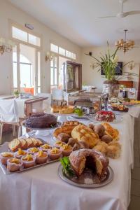 新弗里堡的住宿－多明格斯馬斯特酒店，一张桌子,上面摆放着各种糕点和馅饼