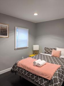 
A bed or beds in a room at Clean Comfy Centrally Located Private Room

