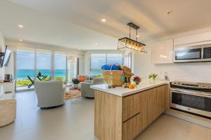 A cozinha ou cozinha compacta de Azure Beach Residences