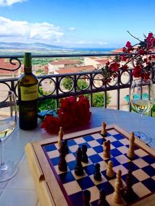 バデージにあるBorgo Bellavista Badesiのチェスボード、ワイン1本(テーブルの上)