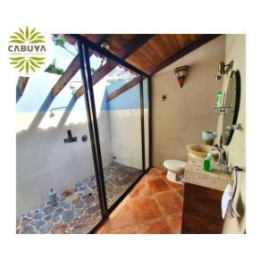 Ванна кімната в Cabuya Lodge