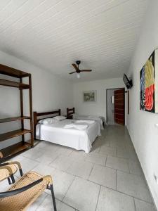 - une chambre avec 2 lits et un ventilateur de plafond dans l'établissement Pousada Vila Real Juquehy, à Juqueí