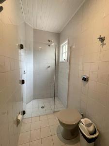 a bathroom with a shower and a toilet at Pousada Vila Real Juquehy in Juquei
