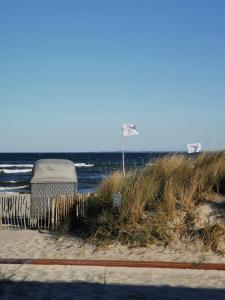 グレーミッツにあるWohnung Sonnenschein inkl Strandkorb in der Saisonの海の景色を望むビーチから見渡せる客室です。