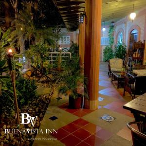 邁克蒂亞的住宿－BUENAVISTA INN，一间种植了盆栽植物的餐厅