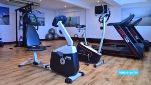a gym with several exercise bikes in a room at Vila Galé Salvador in Salvador