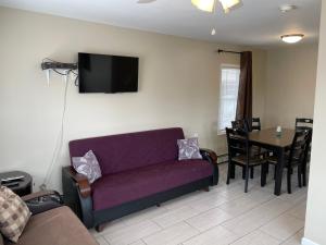 A seating area at Newly Renovated 2 Bedroom House