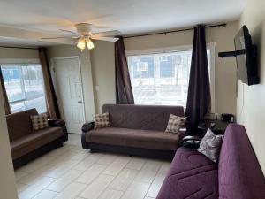 sala de estar con 2 sofás y ventilador de techo en Newly Renovated 2 Bedroom House, en Seaside Heights