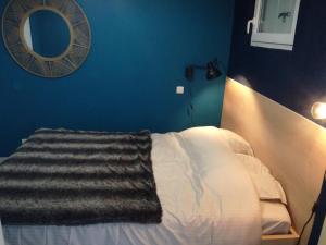 ein Schlafzimmer mit einem Bett mit einer Decke darauf in der Unterkunft Bel appt T2 4p confortable avec vue mer imprenable in Narbonne-Plage