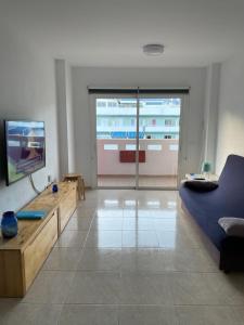 ein Wohnzimmer mit einem Sofa und einem TV in der Unterkunft Apart. Nala, Puertito Güímar Beach in Puertito de Güímar