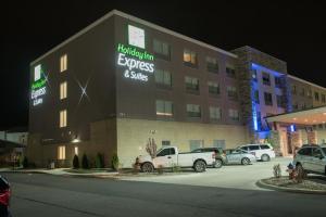 un bâtiment d'hôtel avec des voitures garées dans un parking dans l'établissement Holiday Inn Express & Suites - Merrillville, an IHG Hotel, à Merrillville