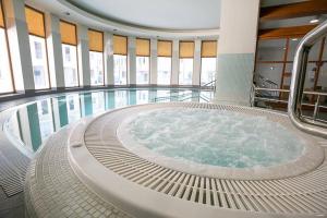 duży basen z jacuzzi w budynku w obiekcie ApartHost Stara Polana Spa w Zakopanem