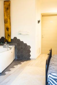 ein Badezimmer mit einer Badewanne und einem Waschbecken in der Unterkunft Suite Black and Wite in Pisa