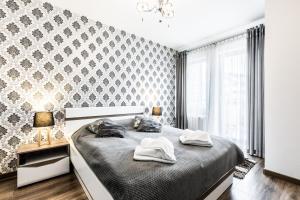 sypialnia z łóżkiem i dwiema poduszkami w obiekcie ApartHost Stara Polana Spa w Zakopanem