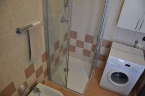 een douchecabine in een badkamer met een wasmachine bij Apartment in Lazise - Gardasee 40851 in Lazise