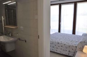 A bathroom at Apartment in Lazise - Gardasee 38604 Még 16 kép